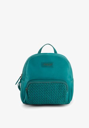 Sac à dos en cuir teal avec une forme arrondie, comportant une poche avant tissée et une poignée supérieure. Comprend un compartiment principal zippé et une fermeture éclair latérale.