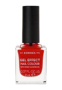 Röd gel nagellack i en fyrkantig glasflaska. Svart kapsyl, genomskinlig etikett, 11 ml. Innehåller texten "med söt mandelolja".