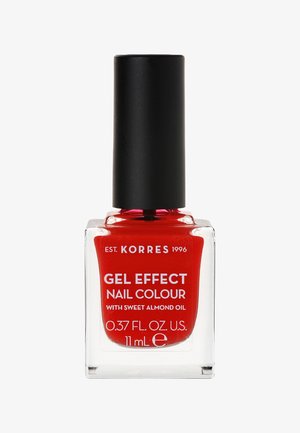 Smalto per unghie gel rosso in una bottiglia quadrata di vetro. Tappo nero, etichetta trasparente, 11 ml. Presenta la dicitura "con olio di mandorle dolci".