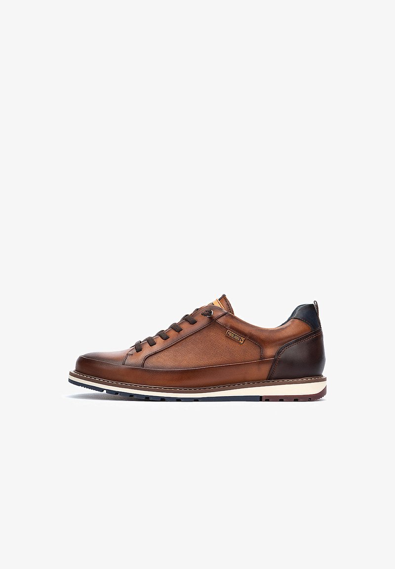 Braune Lederhalbschuhe mit textilen Akzenten, runder Zehenpartie, schwarzem Absatz und Schnürverschluss. Mit einer kontrastierenden weißen Sohle.