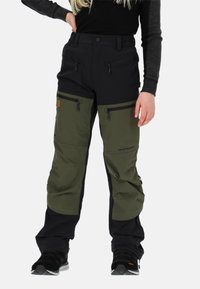 Izolowane spodnie narciarskie w zielonym i czarnym kolorze, z zamykanymi na zamek kieszeniami, regulowanym pasem oraz wzmocnionymi mankietami dla zwiększenia trwałości.