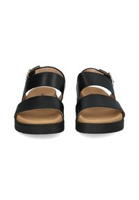 Zwarte leren sandalen met twee brede banden, open teen en een gesp. De zool is van zwart rubber met een lichtbeige voetbed.