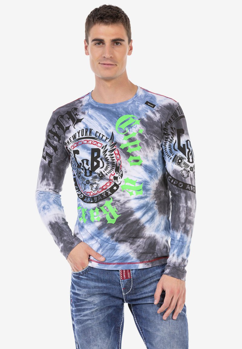 Langärmliges Batikshirt in Blau und Grau mit neon-grüner Grafikkunst. Verfügt über einen Rundhalsausschnitt und kontrastierende Akzente auf den Schultern.