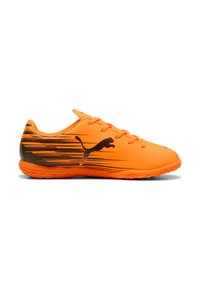 Helle orange Fußballschuhe mit einem eleganten Design, das ein schwarzes Farbverlaufsmuster an der Seite und eine strukturierte Gummisohle für besseren Grip aufweist.