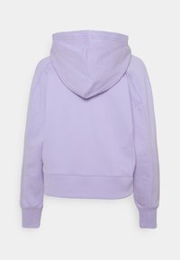 Lila enfärgad hoodie sedd bakifrån med långa ärmar och huva på vit bakgrund.