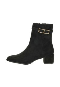 Zwarte suède enkellaarzen met een spitse neus, blokhak en een gouden gespdetail op de enkelriem. Gladde textuur en slank ontwerp.