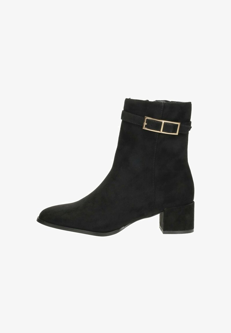 Zwarte suède enkellaarzen met een spitse neus, blokhak en een gouden gespdetail op de enkelriem. Gladde textuur en slank ontwerp.