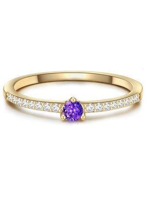 Anello d'oro con un grande pietra preziosa viola al centro, circondata da piccole pietre trasparenti lungo la fascia, con una finitura liscia e lucida.