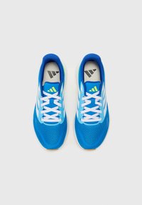 Blaue Laufschuhe mit einem Obermaterial aus Mesh, weißen Schnürsenkeln und grünen Akzenten. Sie verfügen über eine strukturierte Sohle und gestreifte Details an der Seite.