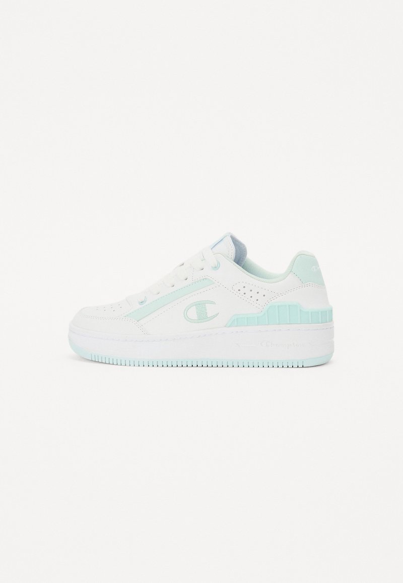 Valkoiset tennarit, joissa on vaalean mintunvihreitä yksityiskohtia, reoitetut yksityiskohdat ja teksturoitu pohja. Sivulla on logo ja pehmustettu nilkkareuna.