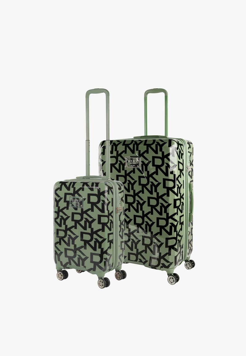 Juego de maletas rígidas en verde con el logo negro de DKNY. Cuenta con asas telescópicas, ruedas multidireccionales y un acabado texturizado.