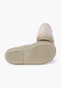 Scarpa slip-on in tessuto di colore chiaro, progettata con un motivo intrecciato, suola in gomma liscia e fondo testurizzato per una buona aderenza.