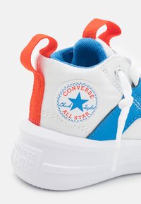 Hochschuh-Sneakers aus weißem Canvas mit blauen und orangefarbenen Akzenten. Verfügt über eine Gummisohle, ein Markenpatch und ein strukturiertes Innenfutter.