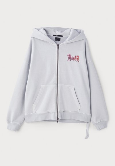 Ljusgrå hoodie i bomull med dragkedja fram, två sidofickor och snöre i nederkant. Har röd och rosa broderad text.