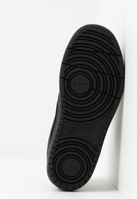 Czarna gumowa podeszwa sportowa z okrągłymi wzorami bieżnika i napisem "ALL DAY PLAY". Nienaznaczająca konstrukcja z teksturowaną powierzchnią zapewniającą przyczepność.