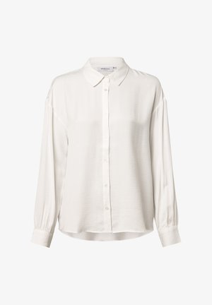Witte langemmershirt met een klassieke kraag, knoopsluiting aan de voorkant en een zachte, gladde textuur. De mouwen hebben knoopsluitingen; ontspannen pasvorm met een lichte kromming aan de zoom.