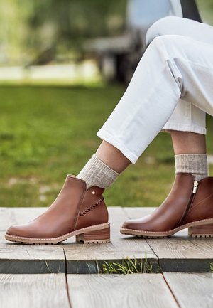 Pikolinos MEDINA - Ankle boots - brown
