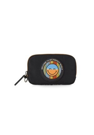 Funda negra con cremallera que presenta un parche circular con una cara sonriente y rayas de colores. Fabricada en tela con una superficie texturizada y acentos naranjas.