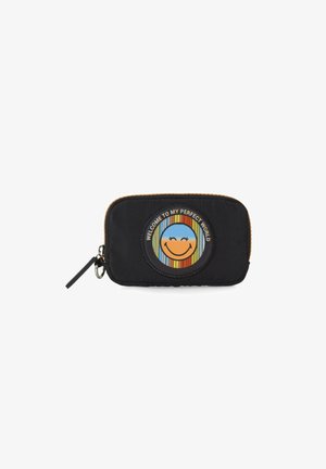 Funda negra con cremallera que presenta un parche circular con una cara sonriente y rayas de colores. Fabricada en tela con una superficie texturizada y acentos naranjas.
