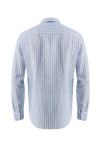 Camisa de manga larga a rayas azul claro hecha de tela. Presenta rayas verticales blancas, puños con botones y un collar estándar.