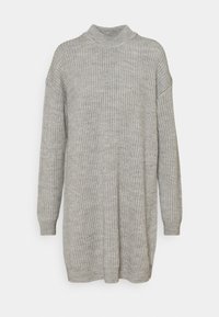 Maglione grigio a collo alto in maglia, con texture a coste, maniche lunghe, spacco laterale, vestibilità comoda e tessuto morbido, ideale per stratificare o per un look casual.