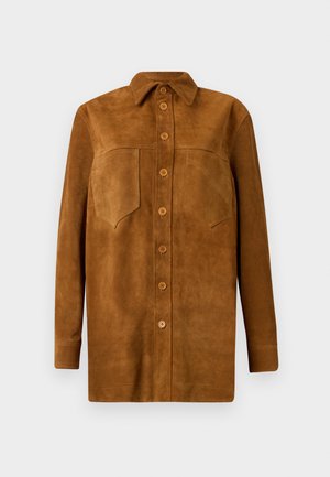 Ruda zomšinė marškininė striukė su apykakle, ilgomis rankovėmis, mygtukų uždarymu ir dviem krūtinės kišenėmis, pasižyminti lygiu paviršiumi.