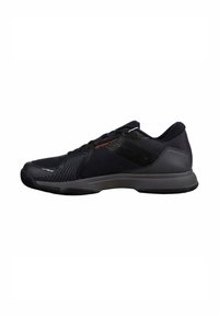 Zapatillas deportivas negras con parte superior de malla, collar acolchado y suela de goma con detalles texturizados para agarre y soporte.