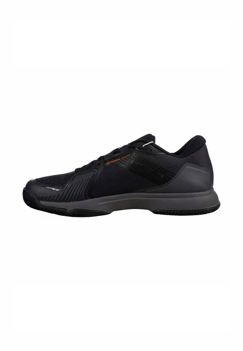 Zapatillas deportivas negras con parte superior de malla, collar acolchado y suela de goma con detalles texturizados para agarre y soporte.