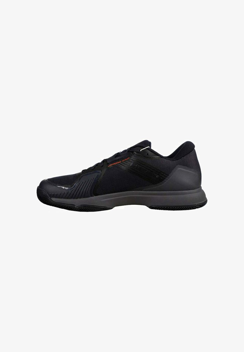 Scarpe da atletica nere con tomaia in rete, colletto imbottito e suola in gomma con dettagli testurizzati per aderenza e supporto.