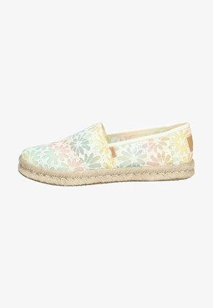 Canvas slip-on sko med pastelblomster mønster, naturlig jute sål og lys tan accentmærke. Glat, let materiale.