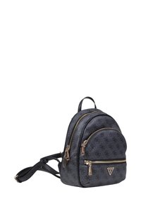 Mochila de imitación cuero negra con diseño de doble cremallera, patrón en relieve, herrajes en tono dorado y correas ajustables. Presenta un detalle con el logo.