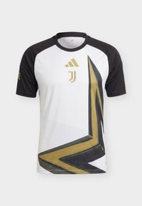 Maglia da calcio bianca e nera a maniche corte con logo Adidas dorato, stemma della Juventus e grande motivo geometrico astratto nero e oro sul davanti.