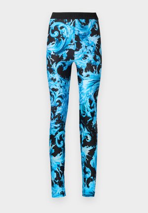 Pantalones negros de corte ajustado con patrones ornamentales en espiral y ondas de color azul vibrante, cintura elástica con texto sutil en relieve.