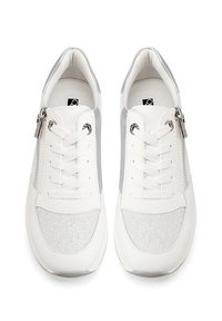 Sneaker bianco con texture a rete, dotato di accenti grigi, design con lacci e cerniera laterale per un facile accesso.