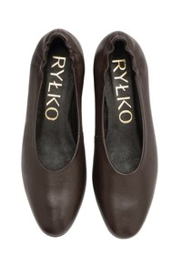 Bailarinas de cuero marrón con una textura suave, con un borde elástico y un interior negro. Logo dorado "RYŁKO" en la planta.