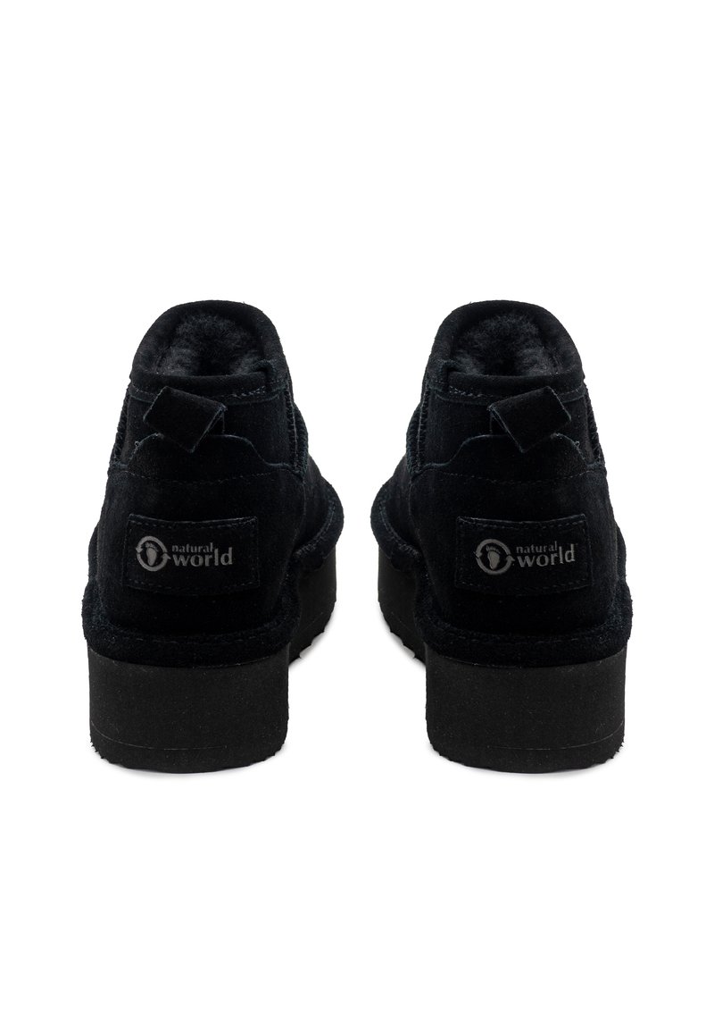 Botines de ante negros con un acabado texturizado, puntera redondeada y un tacón pequeño. Presenta un parche de logo en la parte trasera y una lengüeta.