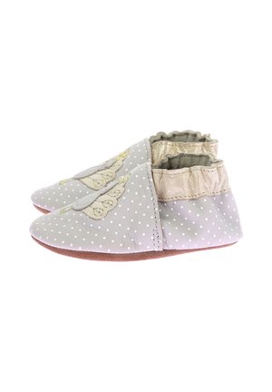 Bottines de bébé grises à pois avec une construction douce et texturée. Présente un poignet métallique froncé et des accents brodés décoratifs.