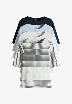Sada štyroch tričiek s krátkym rukávom v námorníckej modrej, svetlomodrej, bielej a pruhovanej farebnej kombinácii. Bavlnený materiál s rebrovanou textúrou a detailmi s gombíkmi.