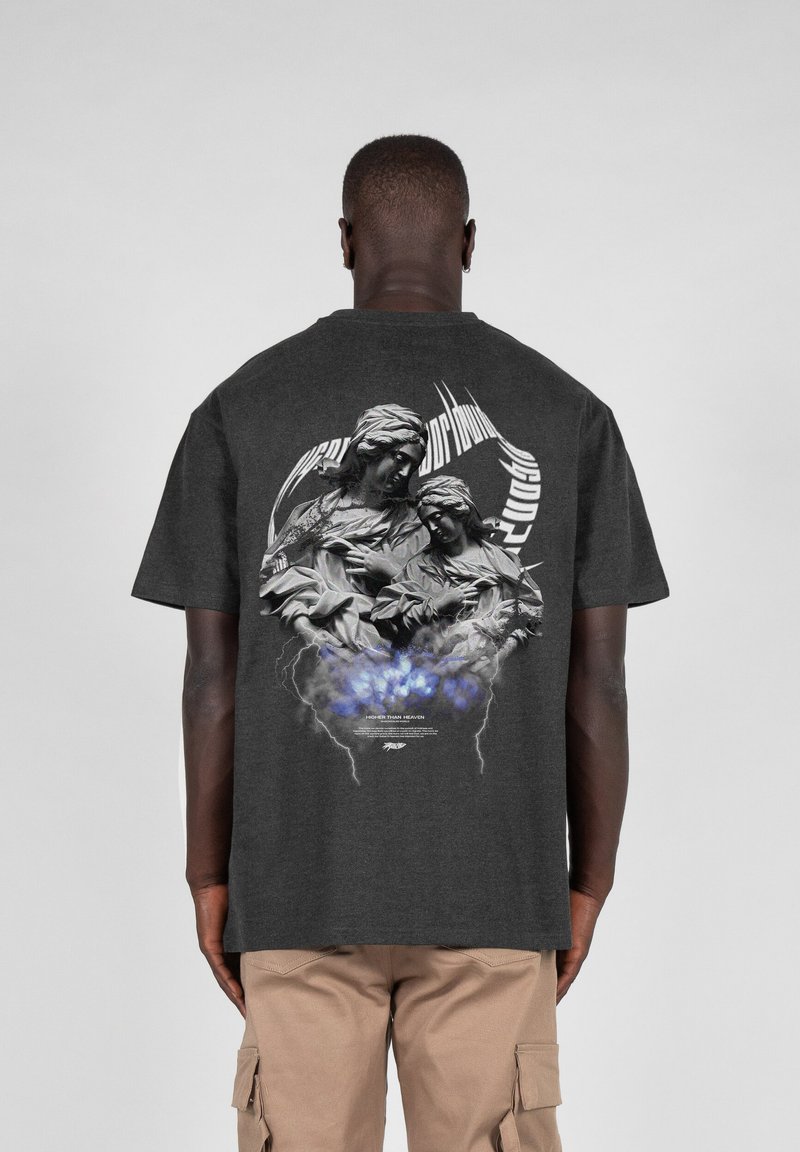 Mørkegrå bomulds t-shirt med et grafisk print af to figurer med komplekse detaljer og svirvlende tekst, akkompagneret af blå og grå effekter.