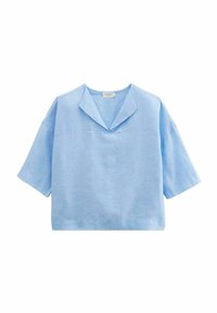 Blouse légère bleu clair à manches courtes, faite d'un tissu texturé. Présente un décolleté en V et une coupe ample et carrée.