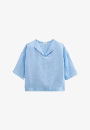 Blouse légère bleu clair à manches courtes, faite d'un tissu texturé. Présente un décolleté en V et une coupe ample et carrée.