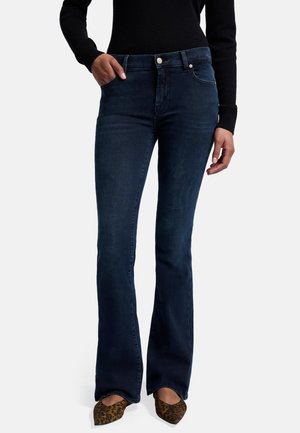 Mørkeblå denim flare jeans med mid-rise talje, der har forlommer og en glat tekstur. Kombinationen med dyreprint hæle.