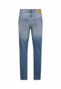 Lyseblå denimjeans med en slank pasform, med baglommer og et tan lædermærke med mærke på taljebåndet.