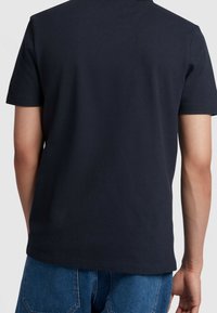 Marineblaues kurzärmeliges T-Shirt aus strukturiertem Material, Rundhalsausschnitt, mit normaler Passform, schlichtes Rückendesign ohne sichtbare Logos oder Muster.