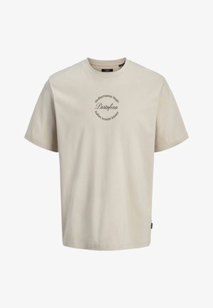 Licht beige t-shirt met korte mouwen van zachte katoen. Heeft een ronde halslijn en een centraal grafisch tekstontwerp met cursieve letters.