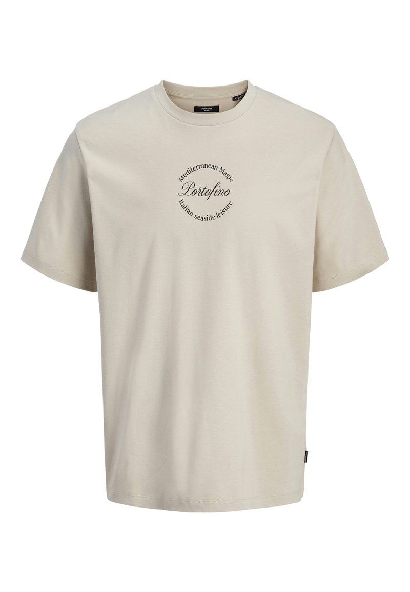Helles beige T-Shirt mit kurzen Ärmeln aus weicher Baumwolle. Es hat einen runden Halsauschnitt und ein zentrales grafisches Textdesign mit geschwungener Schrift.