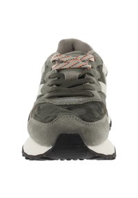 Sneaker verde oliva con tomaia in suede e tessuto, motivo camouflage, stripe laterali bianchi e lacci con dettagli arancioni. Suola in gomma nera.
