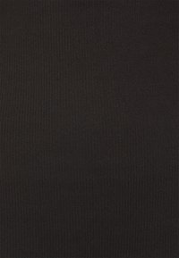 Tecido preto estriado, com uma fina textura vertical. O material parece elástico e suave, adequado para roupas justas. Sem padrões ou acentos visíveis.