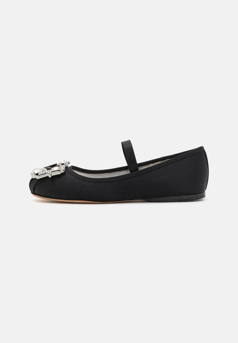 Schwarze Satin-Ballerinas mit einer runden Spitze, ausgestattet mit einer dekorativen silbernen Schnalle und einer flachen Sohle, entworfen mit einem kleinen Riemen über dem Spann.