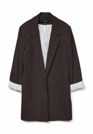 Mørkebrun blazer med hakkede revers, to forlommer og hvid- og sortstribede manchetter, der kigger frem fra ærmerne.